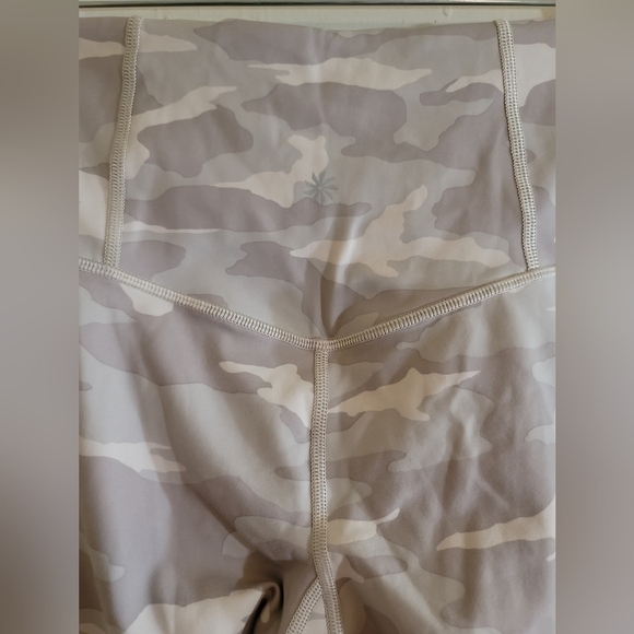 Athleta Elation 7/8 Tight in Gray Camo Small - Picture 7 of 8